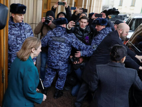 New US ambassador to Russia heckled by pro-Kremlin protesters