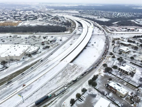 Winter weather cancels flights, leads to death in Texas