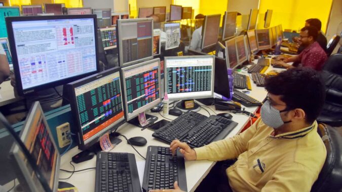 Sensex tumbles 326 points to settle at 58,962, Nifty closes in red at 17,304