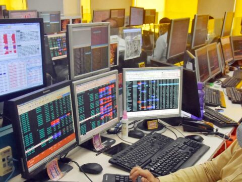 Opening bell: Sensex in red at 60,633, Nifty slumps to 17,839