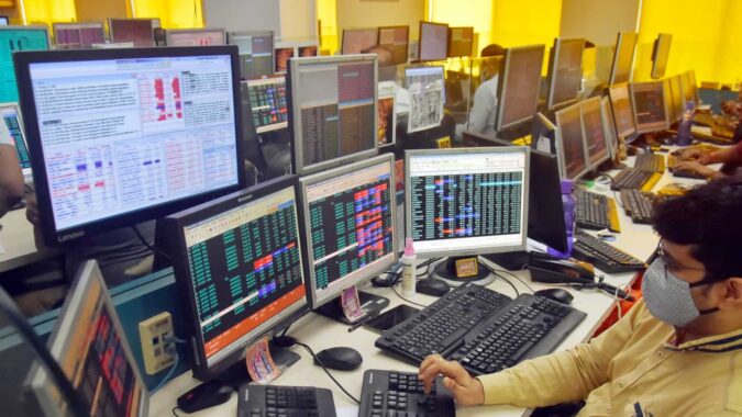 Opening bell: Sensex declines to 60,922, Nifty in red at 17,927