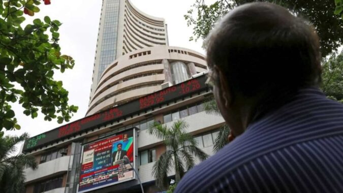 Opening bell: Sensex tumbles to 60,344, Nifty in red at 17,729