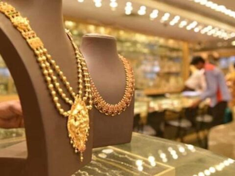 Gold price declines ₹371; silver plunges ₹230