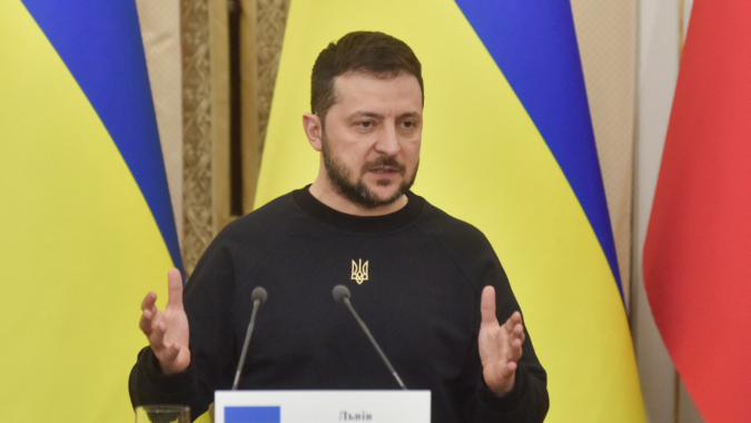 Zelenskyy heads to London as Kyiv seeks more arms