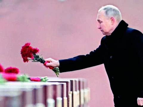 Kyiv defends front, Putin talks up N-arsenal on war anniversary eve