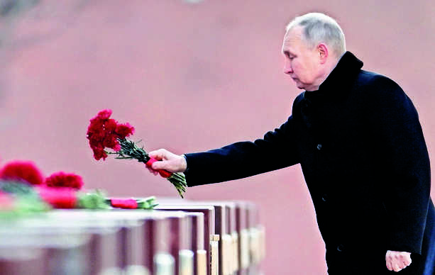 Kyiv defends front, Putin talks up N-arsenal on war anniversary eve