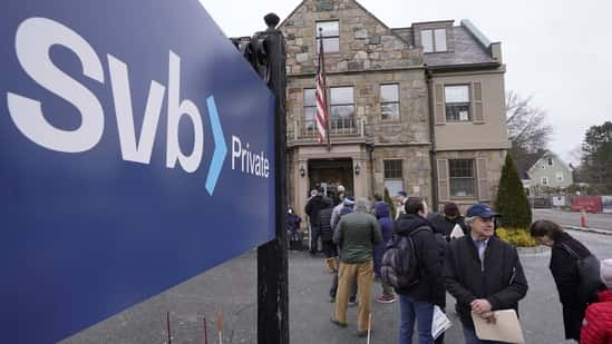 Customers and bystanders form a line outside a Silicon Valley Bank branch location,(AP)