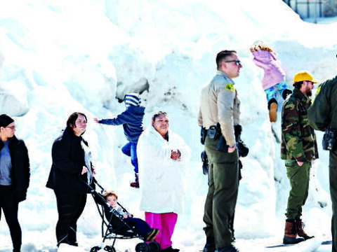 California: In southern California, snow has trapped people for days