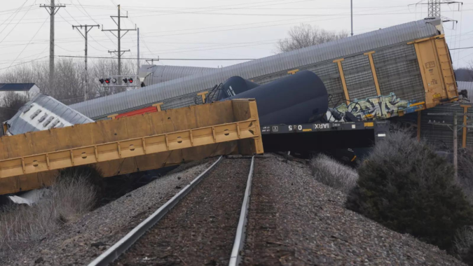 Norfolk Southern: 20 cars of Norfolk Southern cargo train derail in Ohio