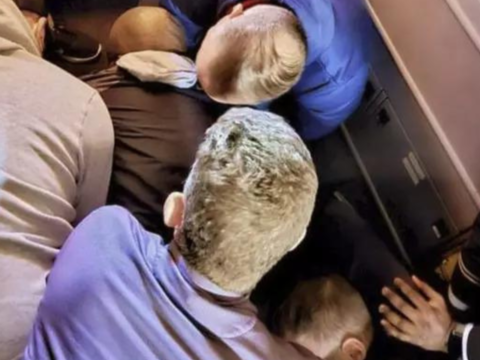 Flyer attempts to open plane door, tries to stab crew with spoon in US