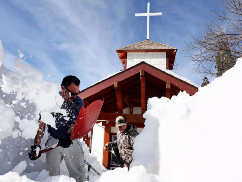 Volunteers in mountain towns dig out snow-stuck Californians