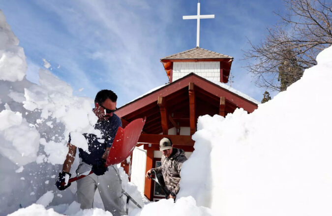 Volunteers in mountain towns dig out snow-stuck Californians