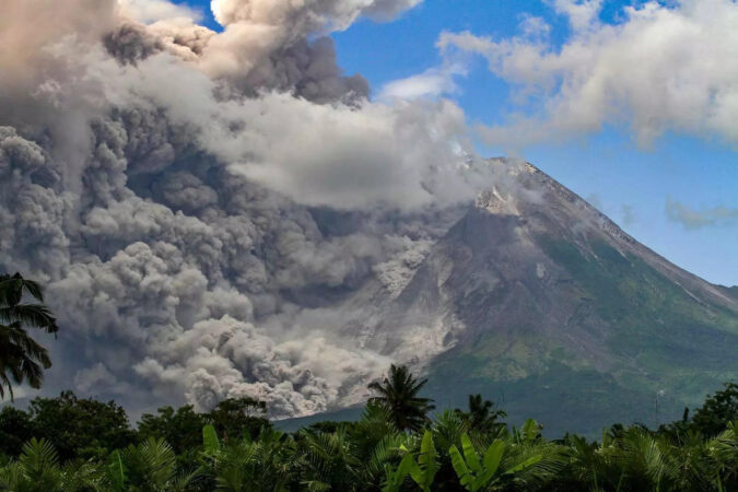 Merapi: Indonesia's Merapi volcano erupts, spews hot cloud