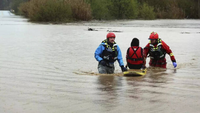 Storm breaches California river's levee, thousands evacuate