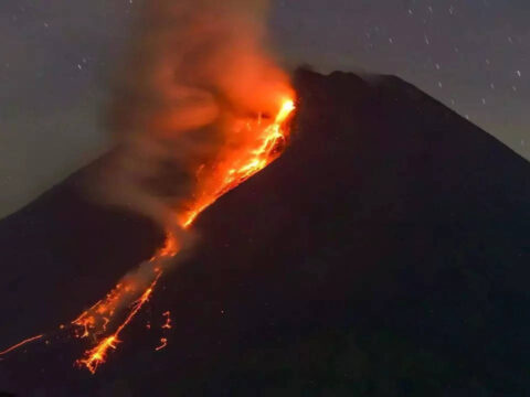 Merapi: Indonesia's Merapi volcano erupts, spews hot lava