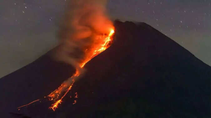 Merapi: Indonesia's Merapi volcano erupts, spews hot lava