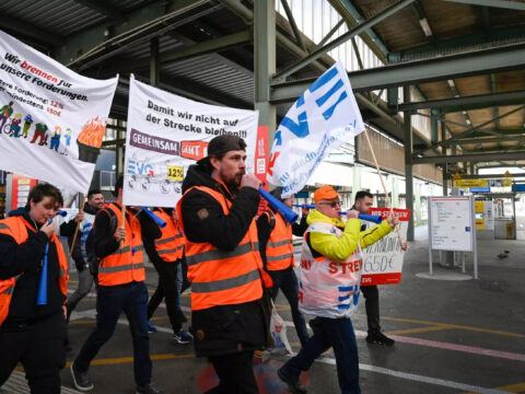 Germany: 'Mega' strike brings Germany to a halt; air traffic, rail services disrupted