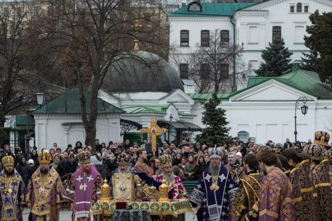 Kyiv: Ukrainian Orthodox worshippers gather in Kyiv monastery as eviction looms