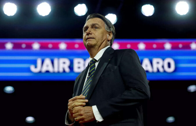 Bolsonaro: Bolsonaro returns to Brazil to lead right-wing opposition to Lula