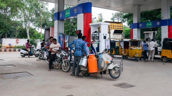 Petrol is being sold in Kolkata at <span class=