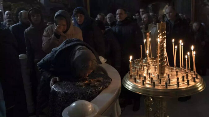 Kyiv: Ukrainian cleric in court amid dispute over Kyiv monastery