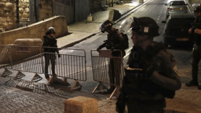 Israeli police clash with worshipers at Jerusalem holy site