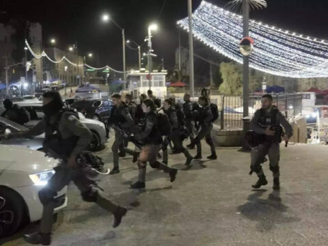 Clashes As Israeli Police Enter Jerusalem'S Mosque: Clashes as Israeli police enter Jerusalem's Al-Aqsa mosque