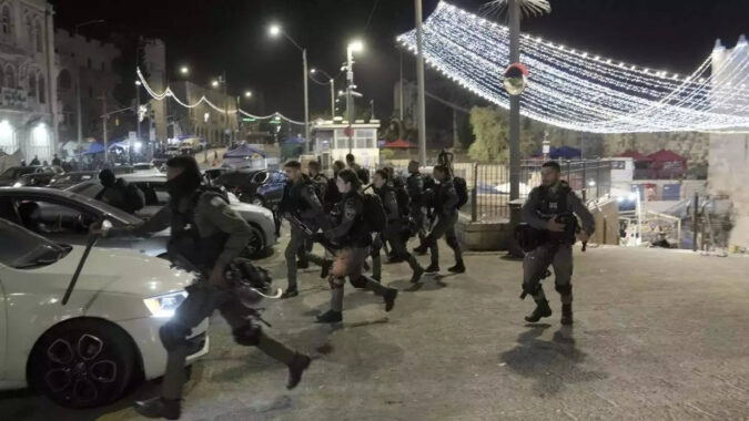 Clashes As Israeli Police Enter Jerusalem'S Mosque: Clashes as Israeli police enter Jerusalem's Al-Aqsa mosque