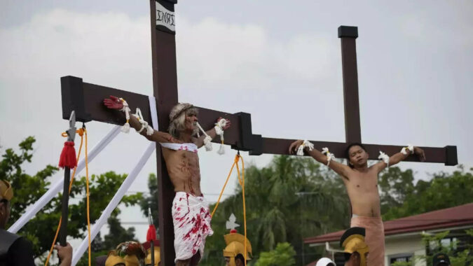 Nailed to a cross, Filipino prays for Ukraine war to end