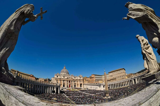 Pope Francis , big crowd mark Easter in flower-adorned Vatican square