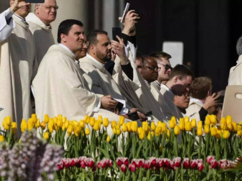 Easter: Pope, big crowd mark Easter in flower-adorned Vatican square