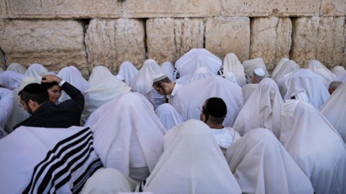 Western Wall: After tense night, thousands pray at Jerusalem's Western Wall