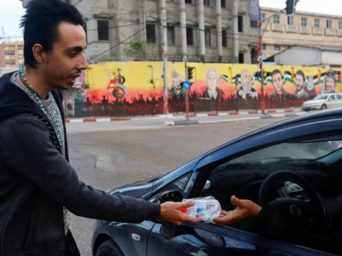 Gaza: Christian man in Gaza brings dates and water to Muslims stuck in Ramadan rush hour