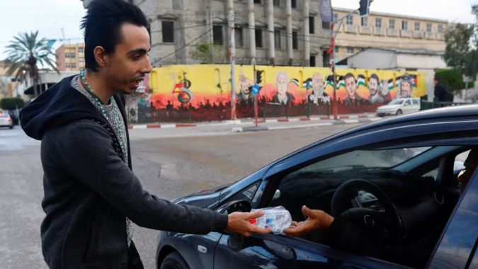 Gaza: Christian man in Gaza brings dates and water to Muslims stuck in Ramadan rush hour