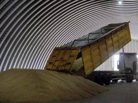 Ukraine: Polish government bans grain and food imports from Ukraine