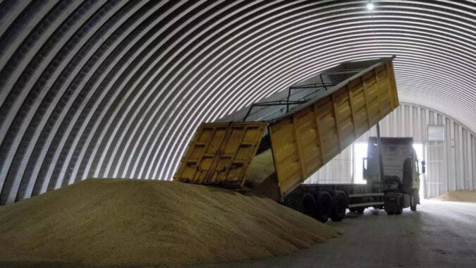 Ukraine: Polish government bans grain and food imports from Ukraine