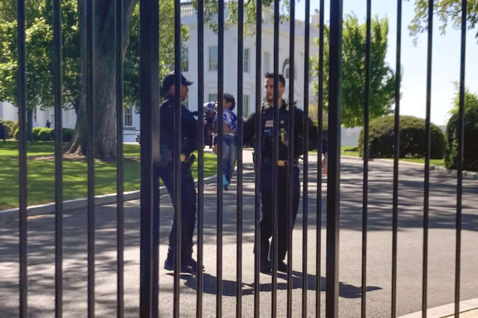 White House: Littlest intruder: Toddler crawls through White House fence