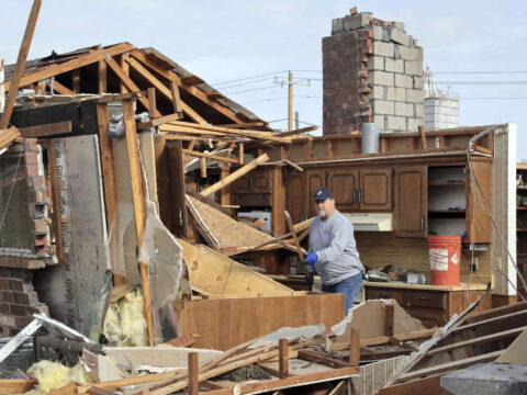 Oklahoma: Tornadoes rip through central Oklahoma, killing at least 3