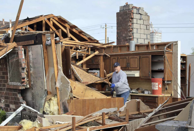 Oklahoma: Tornadoes rip through central Oklahoma, killing at least 3