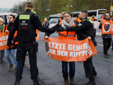 Berlin: Climate activists stop Berlin traffic to pressure government