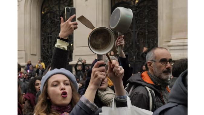 France bangs pots and pans in fresh anti-pension protest