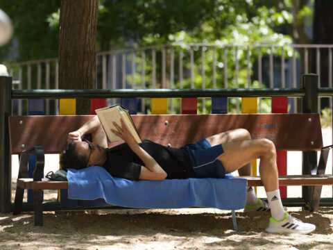 Spain swelters in temperatures more typical of summer