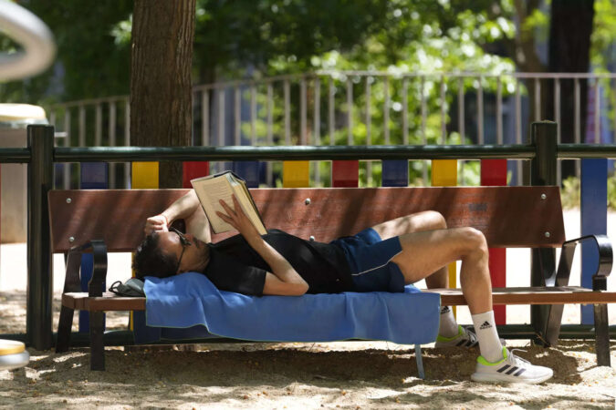 Spain swelters in temperatures more typical of summer