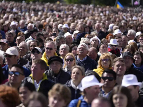 Pope in final Mass in Budapest urges Hungary to open doors to migrants