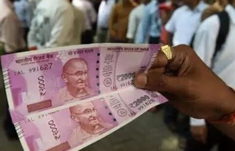 The image shows a person holding RS 2000 notes that the RBI asked banks to stop issuing.(Twitter/@CMAHardikJoshi)