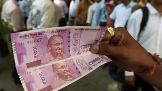 The image shows a person holding RS 2000 notes that the RBI asked banks to stop issuing.(Twitter/@CMAHardikJoshi)