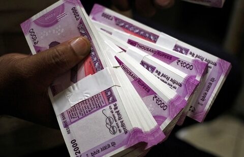 A cashier displays the new 2000 Indian rupee banknotes inside a bank in Jammu.(REUTERS)