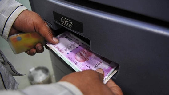 RBI late on Friday gave citizens until Sept. 30 to deposit the 2,000 rupee notes into a bank or exchange them for other denominations. (Representational Image)(HT File)