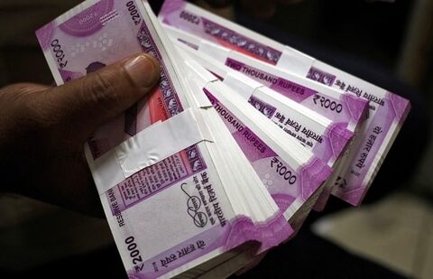 A cashier displays the new 2000 Indian rupee banknotes inside a bank in Jammu.(REUTERS)