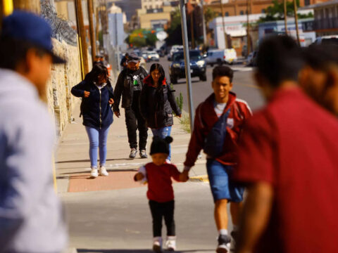 Thousands of Venezuelans face desperate gamble at US border